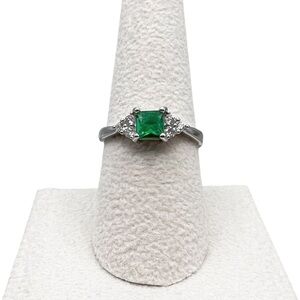 NWOT Princess Cut Faux Emerald & Clear Cluster Faux Stones Silver Tone Ring